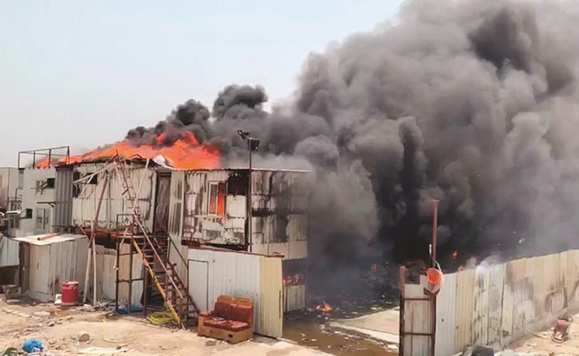 الادخنة تتصاعد من حريق مصنع الورق﻿