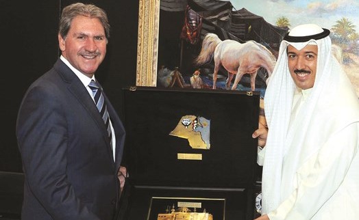 لقاء سابق جمع الشيخ أحمد الجابر مع رئيس الاتحاد الدولي للتنس﻿