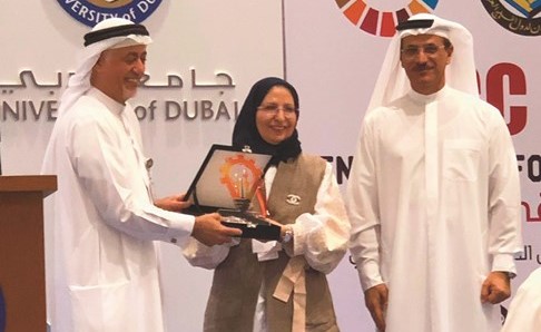 رئيس مجلس إدارة الجمعية الكويتية لدعم المخترعين د.فاطمة الثلاب خلال تكريم وزير الاقتصاد الإماراتي سلطان المنصوري	﻿
