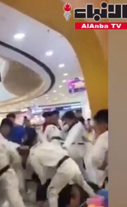 بالفيديو.. شجار شرس بين عشرات الرياضيين داخل مجمع تجاري