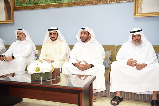 د.عبدالله المعتوق خلال استقباله المهنئين بالشهر الفضيل