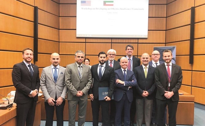 خليفة الياقوت وطلال المعجل يتوسطان الحضور عقب ورشة العمل﻿