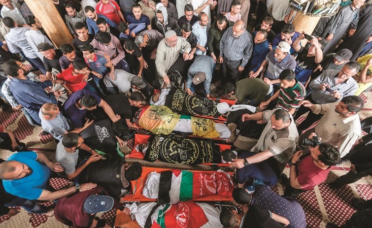 فلسطينيون يشيعون امس جثامين شهداء قضوا جراء الغارات الاسرائيلية على غزة	(ا.ف.پ)﻿