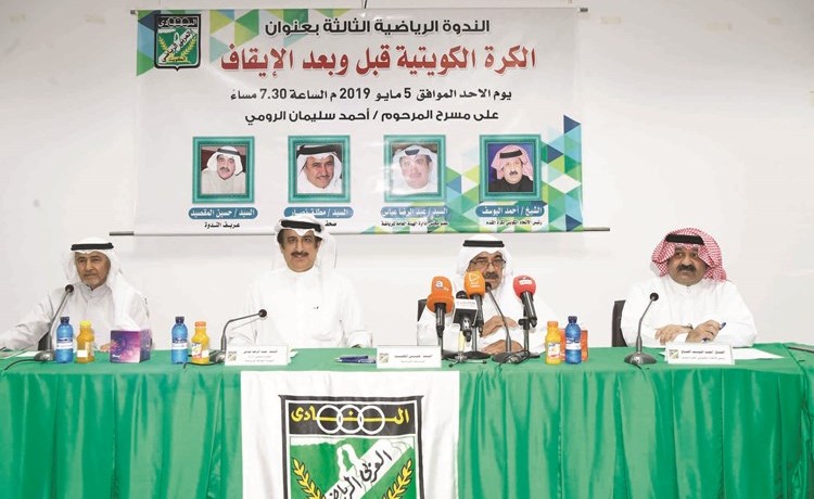 الشيخ أحمد اليوسف وعبدالرضا عباس وحسين مقصيد ومطلق نصار خلال الندوة	(محمد هاشم)﻿
