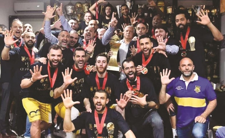 فرحة لاعبي الرياضي بالحصول على اللقب ﻿