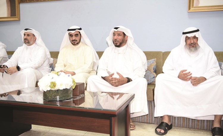 د. عبدالله المعتوق خلال استقبال المهنئين ﻿