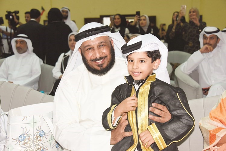 الخراز في لفتة أبوية مع أحد الأطفال﻿