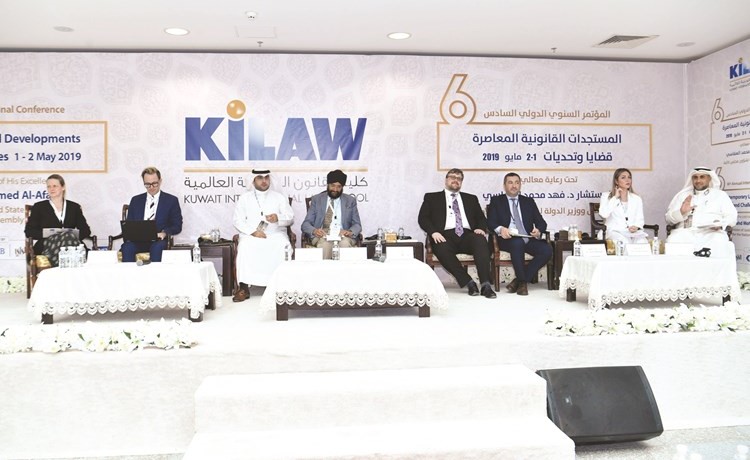 د. عبدالكريم الكندري مترئسا إحدى جلسات المؤتمر	(قاسم باشا)﻿