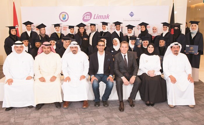 لقطة تذكارية مع المهندسات المشاركات بالبرنامج﻿
