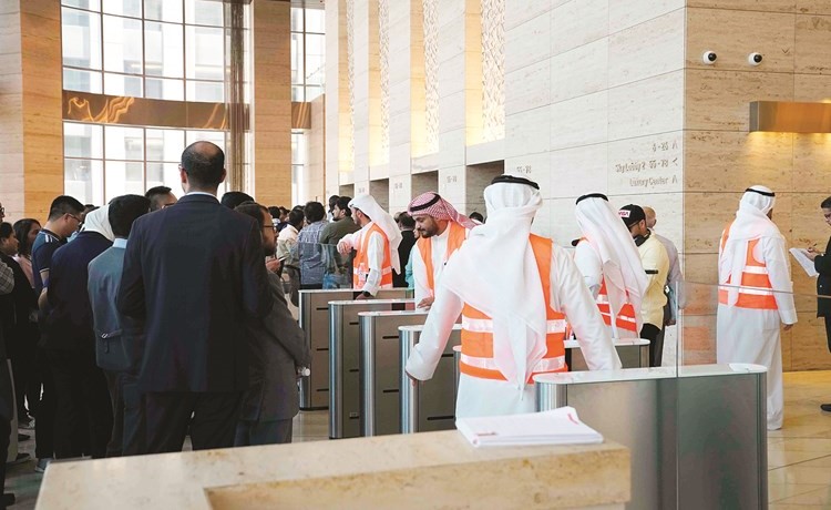 مشاركة من الجميع في تدريب الإخلاء بـالحمراء العقارية﻿