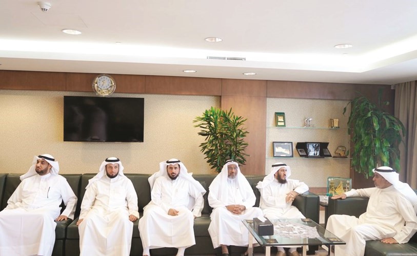 الوزير فهد الشعلة مستقبلا الوكيل م.فريد عمادي وعيسى العبيدلي وم.بدر العتيبي وعدد من الحضور ﻿