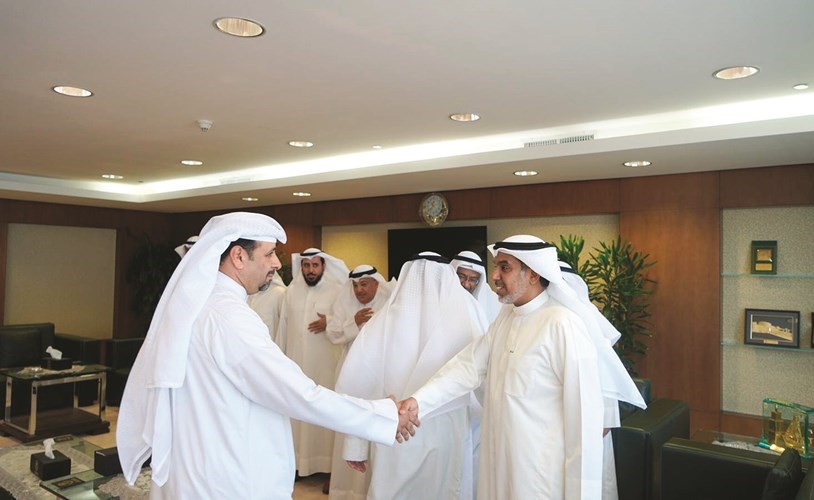 الشعلة مصافحا أحد المهنئين﻿