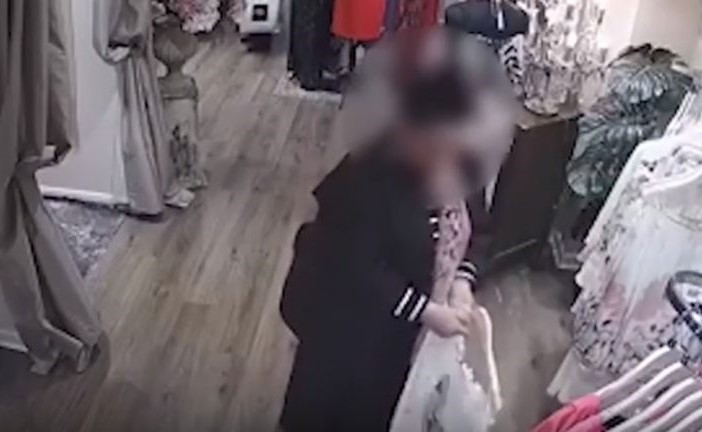 بالفيديو.. لصة تلجأ لطريقة ”مُبتكرة“ لسرقة ملابس من متجر فاخر