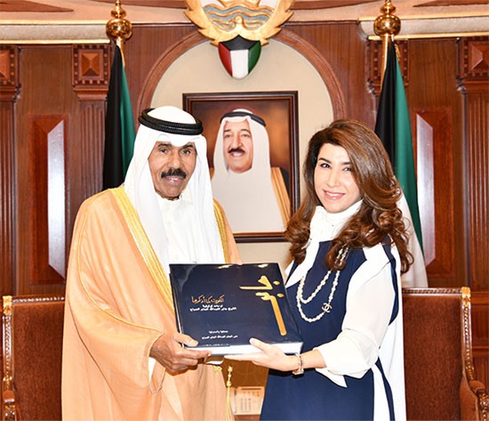 سمو ولي العهد الشيخ نواف الأحمد خلال استقباله الشيخة منى جابر العبدالله