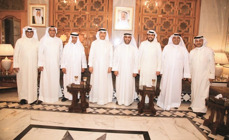 محمد الدلال وفهد الصانع وعدد من الحضور خلال حفل الاستقبال في ديوان الصانع- (زين علام) ﻿