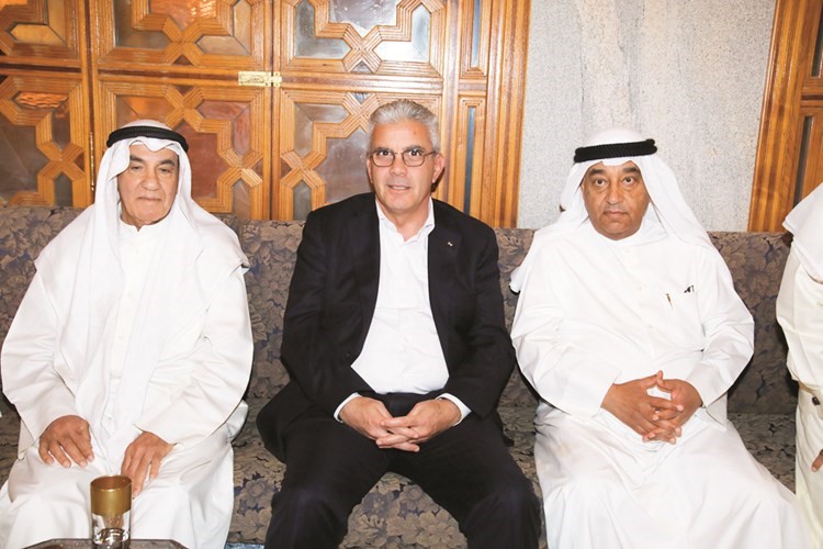 السفير الفلسطيني رامي طهبوب مباركا ﻿