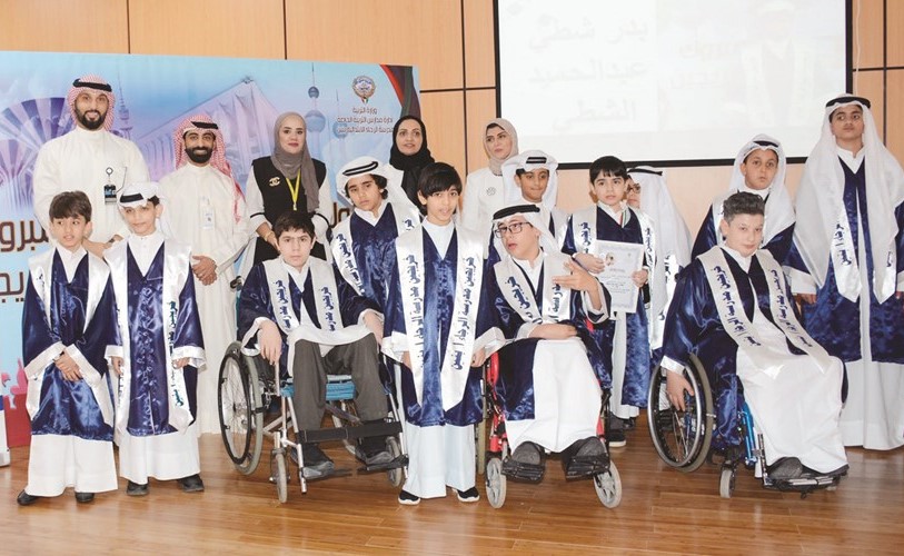 موظفو البنك مع إدارة المدرسة والطلبة المتميزين﻿