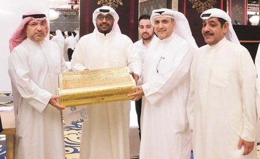 الرئيس التنفيذي مكرما من قبل مديري الإدارات بالشركة﻿