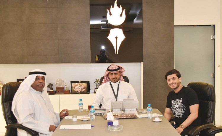 سليمان البطي وفواز المبيلش والزميل يحيى حميدان خلال اللقاء	(محمد هنداوي)﻿