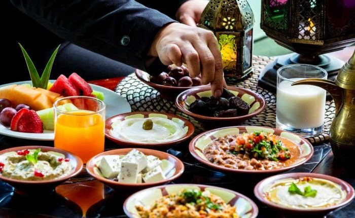 بالفيديو.. ما أفضل وقت للسحور؟ مختص يجيب