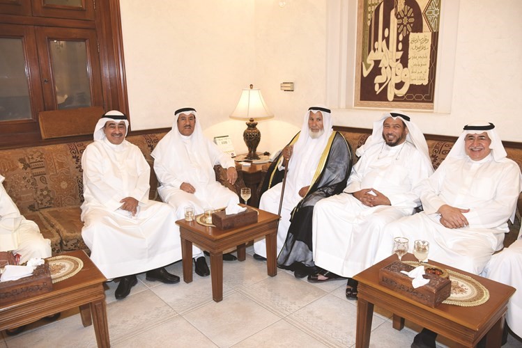 المستشار د.عبدالله المعتوق وفايز الدبوس يهنئان عائلة الروضان برمضان ﻿