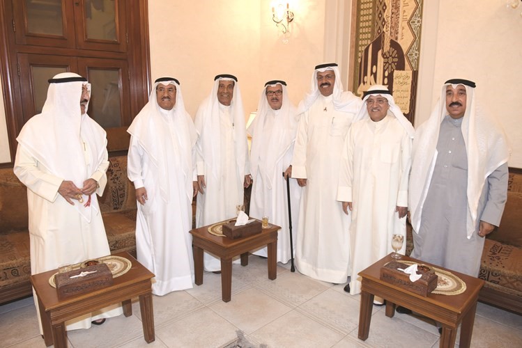 الشيخ أحمد النواف وعدد من الحضور يقدمون التهاني برمضان﻿