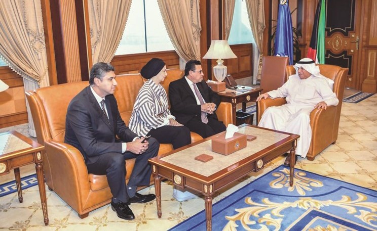 الشيخ خالد الجراح مستقبلا السفير المصري﻿