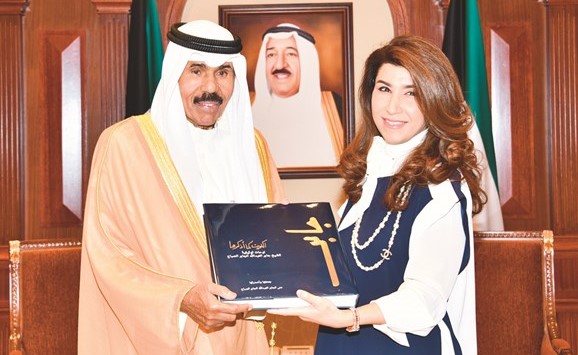 سمو ولي العهد الشيخ نواف الأحمد مستقبلا الشيخة منى الجابر ﻿
