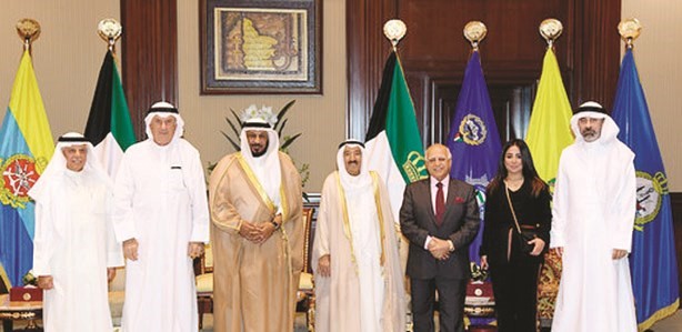 صاحب السمو الأمير الشيخ صباح الأحمد مستقبلا سعد الخراز ورئيس جمعية الصداقة الكويتية أحمد الصراف وأعضاء الجمعية﻿