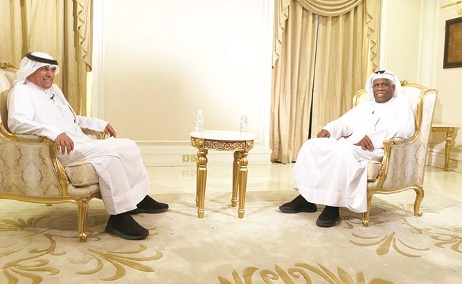 الإعلامي القدير جابر نصار خلال استضافته للحارس البحريني المخضرم حمود سلطان﻿