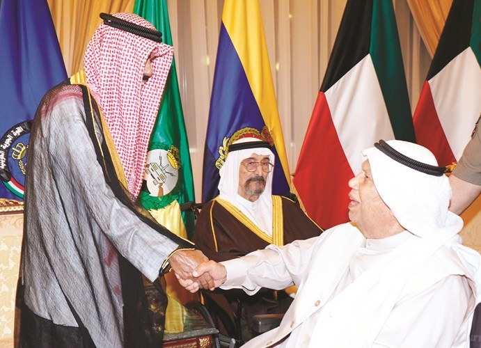 سمو ولي العهد الشيخ نواف الأحمد يتلقى التهاني بالشهر الكريم من عبدالمطلب الكاظمي بحضور سمو الشيخ سالم العلي﻿