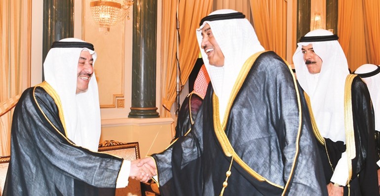 36 الشيخ أحمد الحمود يتبادل التهاني مع الشيخ صباح الخالد ويبدو الشيخ محمد الخالد﻿