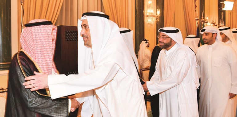 السيد فواز خالد المرزوق مهنئا الشيخ د. إبراهيم الدعيج ويبدو رئيس التحرير الزميل يوسف خالد المرزوق والسيد مرزوق خالد المرزوق يهنئان﻿