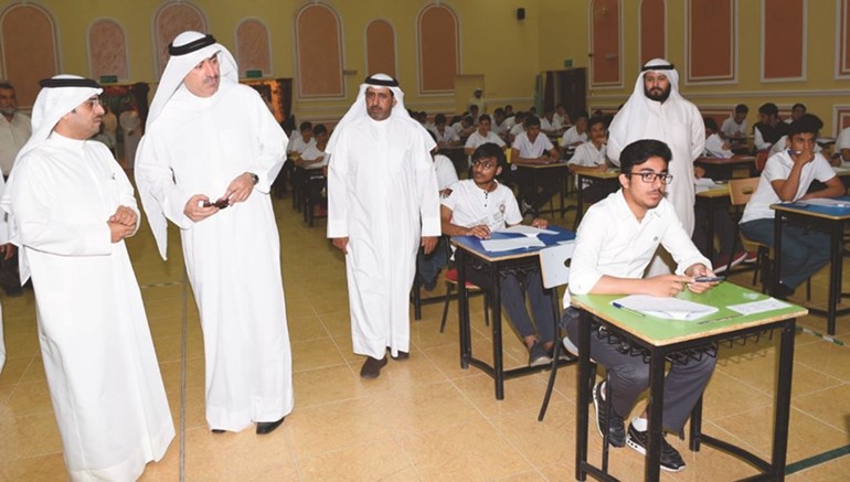 محافظ الجهراء الحجرف وبن غيث خلال جولتهما في المدارس أمس﻿