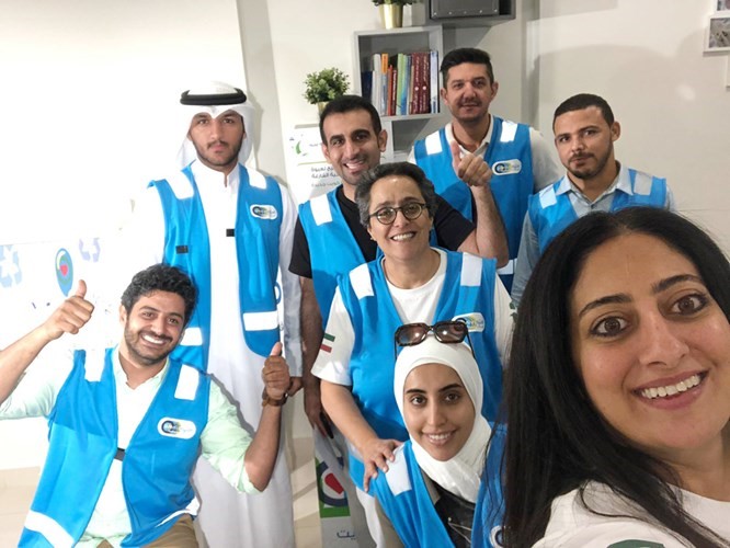 سناء الغملاس وفرح شعبان مع مجموعة من المتطوعين﻿