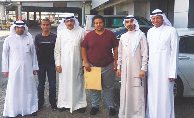 السفير سامي الحمد مع المواطنين عدنان الخرافي وفهد العليان بعد وصولهما ﻿