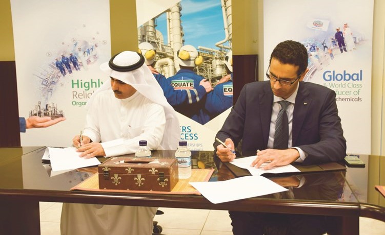 كلية الهندسة والبترول توقع اتفاقية مع شركة إيكويت للبتروكيماويات