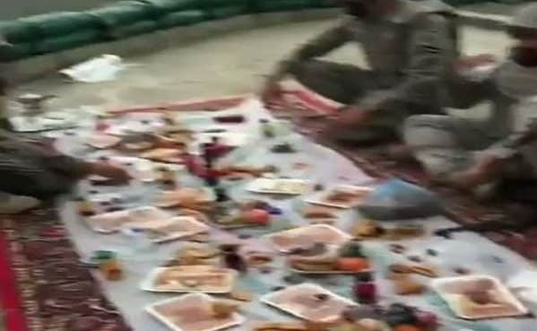 بالفيديو.. جنود سعوديون يقدمون الإفطار لمتسللين أفارقة صائمين