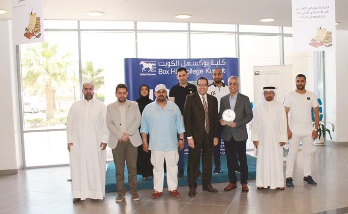 عدد من المشاركين في المعرض السنوي الخامس للكتاب الذي نظمته كلية بوكسهل﻿