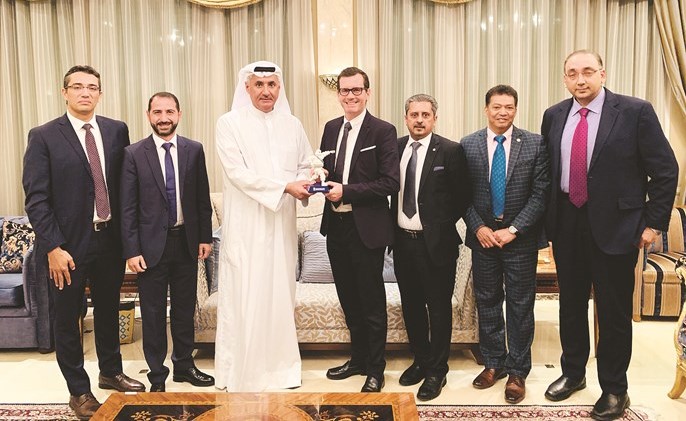 صورة جماعية لإداريي كايكو وميشلان خلال الاحتفالية﻿