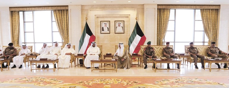 الشيخ ناصر صباح الاحمد والفريق الركن محمد الخضر والشيخ احمد المنصور والفريق الركن عبد الله النواف خلال الاستقبال ﻿