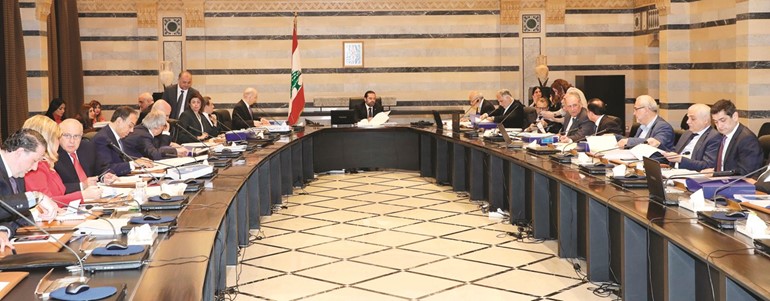 رئيس الحكومة سعد الحريري مترئسا في السراي الحكومي جلسة مجلس الوزراء المخصصة لاستكمال مناقشة مشروع الموازنة امس (محمود الطويل) ﻿