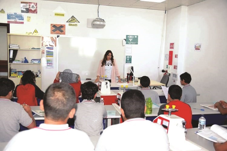 خطة لتطوير خبرات المعلمين ورفع مستوى الطلبة﻿