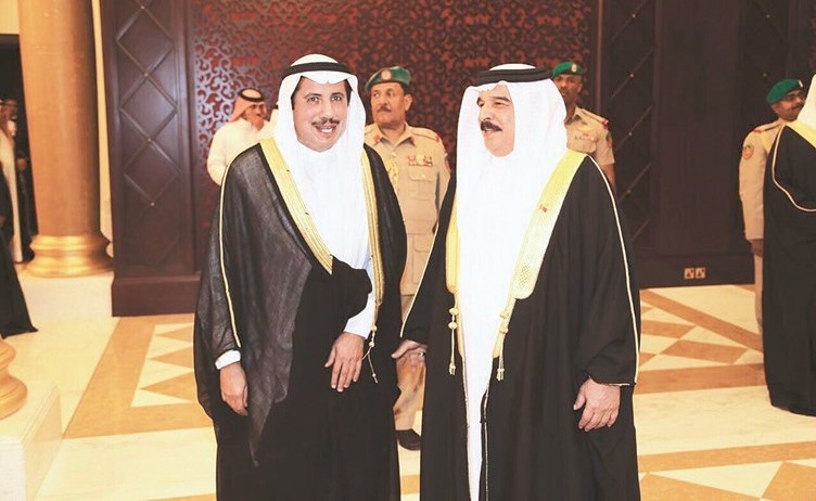 عاهل البحرين الملك حمد بن عيسى مستقبلا السفير الشيخ عزام الصباح ﻿