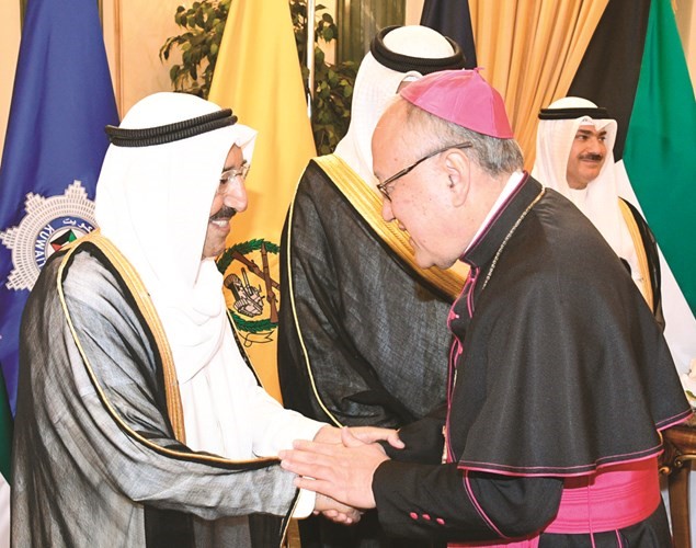 سفير الفاتيكان المطران فرانسيسكو مونتيسيليو باديليا مباركا لصاحب السمو﻿