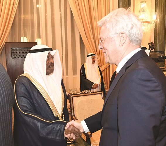 الشيخ علي العبدالله يتلقى تهنئة السفير الألماني كالفريد بيرغنر﻿