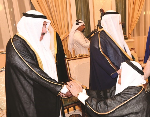 الشيخ سالم صباح الناصر يتلقى التهاني من عبدالرضا خورشيد﻿