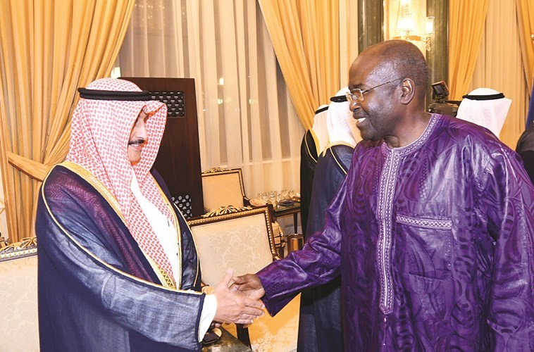 الشيخ د. إبراهيم الدعيج يتلقى تهنئة السفير عبدالأحد امباكي﻿