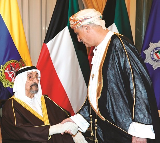 سمو الشيخ سالم العلي يتلقى التهاني من السفير العماني عدنان الأنصاري﻿