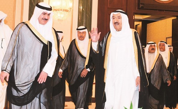 صاحب السمو الأمير الشيخ صباح الأحمد محييا الحضور ويبدو الشيخ ناصر صباح الأحمد والشيخ علي الجراح وأحمد فهد الفهد والشيخ خالد العبدالله﻿